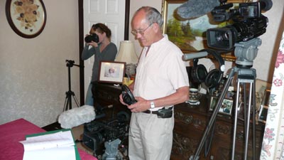 09. Joanna and Brian preparing for the phone call scene 