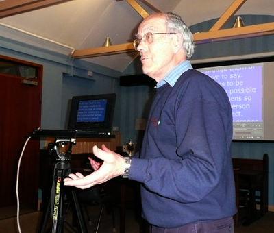 Brian demonstrating free autocue s/w on his laptop